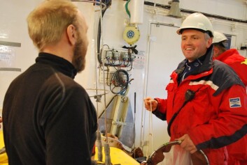Glosene flyr mellom hangarveggene når Lars Naustvoll (t.v.) og Håkon Andreassen diskuterer håvoppsett. Men det ordnet seg til slutt. (Foto: Hanne Østli Jakobsen) Glosene flyr mellom hangarveggene når Lars Naustvoll (t.v.) og Håkon Andreassen diskuterer håvoppsett. Men det ordnet seg til slutt. (Foto: Hanne Østli Jakobsen)