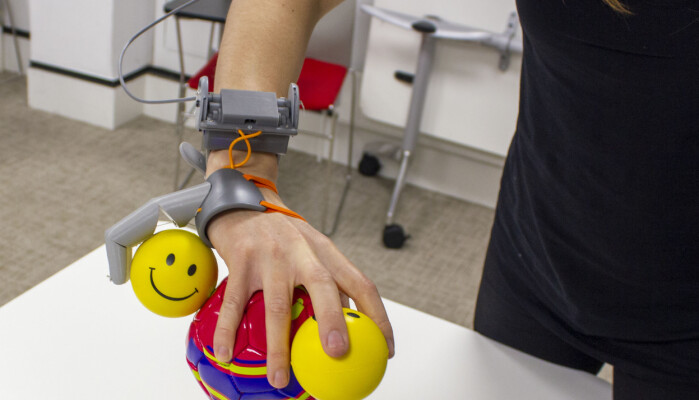 Etter de hadde vennet seg til robot-fingeren, brukte de også de andre fingrene på en annen måte. Etter de hadde vennet seg til robot-fingeren, brukte de også de andre fingrene på en annen måte.