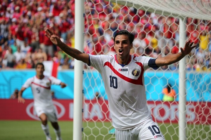 Vi elsker at små nasjoner vinner over de større, som når Costa Rica slo Italia 20. juni. Her jubler Bryan Ruiz over målet mot Italia. (Foto: DPA / Scanpix) Vi elsker at små nasjoner vinner over de større, som når Costa Rica slo Italia 20. juni. Her jubler Bryan Ruiz over målet mot Italia. (Foto: DPA / Scanpix)