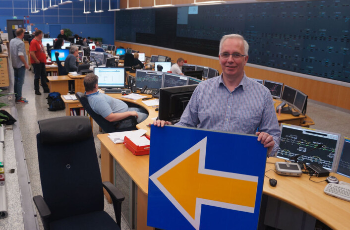 Kjell Holter i trafikkstyringssentralen på Oslo Sentralstasjon, med skiltet som skal erstatte lyssignaler i det nye trafikkstyringssystemet ERTMS. (Foto: Arnfinn Christensen, forskning.no) Kjell Holter i trafikkstyringssentralen på Oslo Sentralstasjon, med skiltet som skal erstatte lyssignaler i det nye trafikkstyringssystemet ERTMS. (Foto: Arnfinn Christensen, forskning.no)