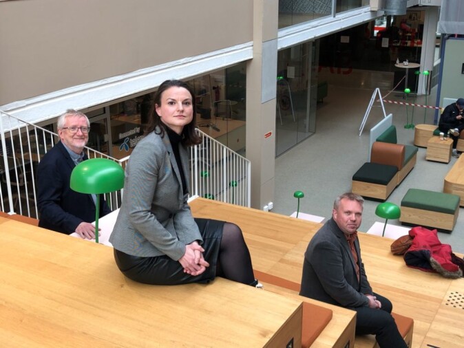 Truls Norby, Catherine Banet og Vebjørn Bakken diskuterer hydrogen som klimaløsning i podcasten Universitetsplassen. Truls Norby, Catherine Banet og Vebjørn Bakken diskuterer hydrogen som klimaløsning i podcasten Universitetsplassen.