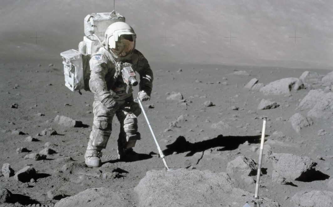 Når astronauter igjen skal reise til månen, kan det kanskje bli med en norsk sensor i romdrakten. Her er astronaut Harrison Schmitt på månen for nærmere 50 år siden. Når astronauter igjen skal reise til månen, kan det kanskje bli med en norsk sensor i romdrakten. Her er astronaut Harrison Schmitt på månen for nærmere 50 år siden.