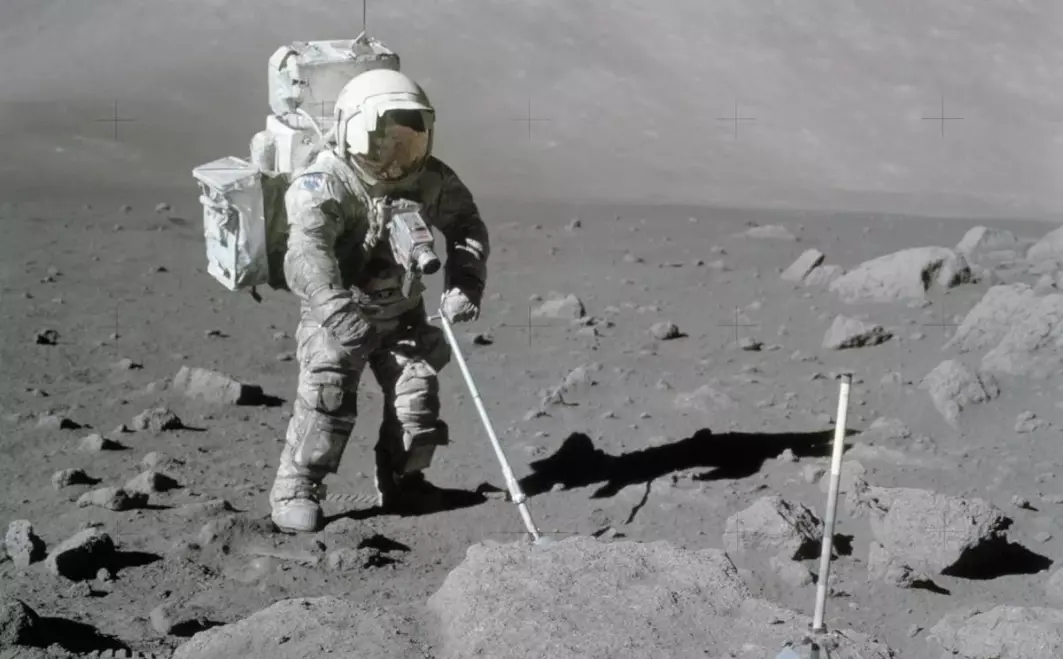 Når astronauter igjen skal reise til månen, kan det kanskje bli med en norsk sensor i romdrakten. Her er astronaut Harrison Schmitt på månen for nærmere 50 år siden.