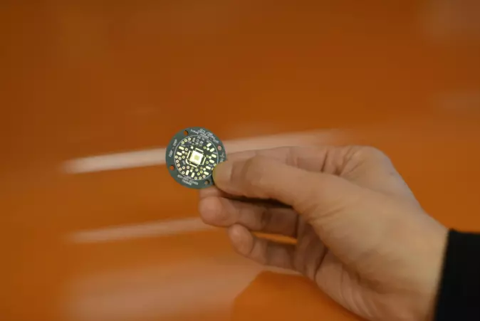 Denne lille sensoren vil både måle hvilke stråler astronautene blir utsatt for, hvor store strålingsdosene er og beregne skadene de har på kroppen.