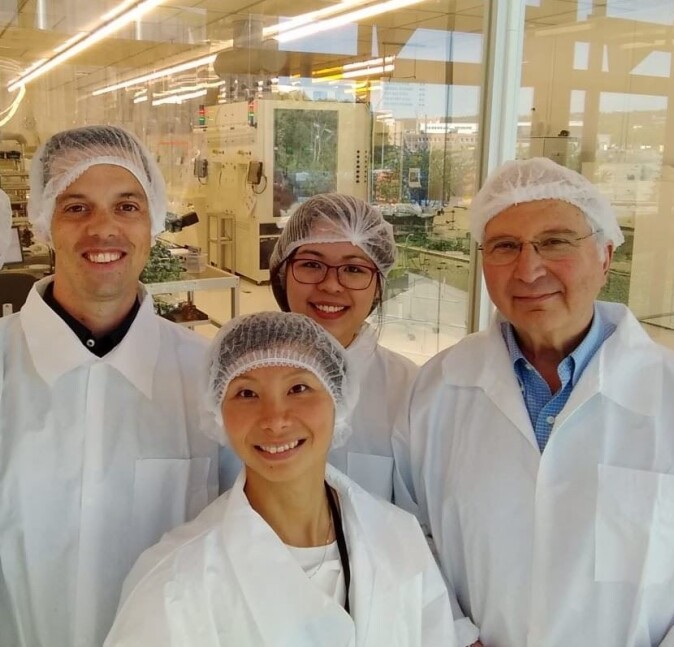Forskerne Angela Kok (foran) og Marco Povoli (til venstre) ved Sintef MiNaLab har utviklet mikrodosimeteret sammen med research fellow Linh Tran (i midten bak) og Distinguished Professor Anatoly Rosenfeld ved Universitetet i Wollongong i Australia. Forskerne Angela Kok (foran) og Marco Povoli (til venstre) ved Sintef MiNaLab har utviklet mikrodosimeteret sammen med research fellow Linh Tran (i midten bak) og Distinguished Professor Anatoly Rosenfeld ved Universitetet i Wollongong i Australia.