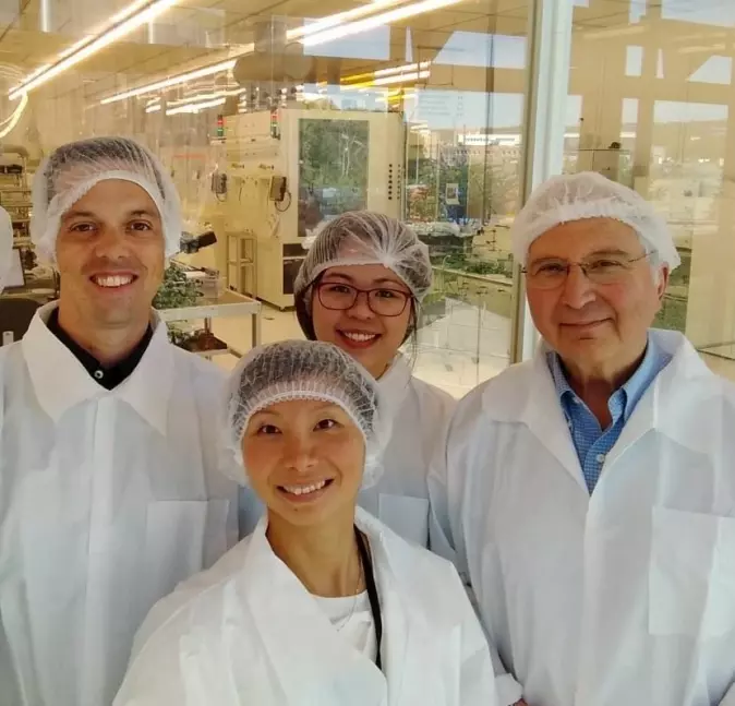 Forskerne Angela Kok (foran) og Marco Povoli (til venstre) ved Sintef MiNaLab har utviklet mikrodosimeteret sammen med research fellow Linh Tran (i midten bak) og Distinguished Professor Anatoly Rosenfeld ved Universitetet i Wollongong i Australia.