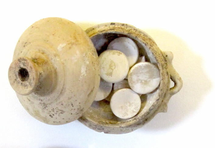 Lekanis-vase med tabletter av blyhvitt fra Athen, fra rundt 300 f.Kr. Stilt ut på utstillinga "Le bain et le miroir", ved Musée de Cluny - musée national du Moyen Âge i Paris. (Foto: Ingrid Spilde) Lekanis-vase med tabletter av blyhvitt fra Athen, fra rundt 300 f.Kr. Stilt ut på utstillinga "Le bain et le miroir", ved Musée de Cluny - musée national du Moyen Âge i Paris. (Foto: Ingrid Spilde)