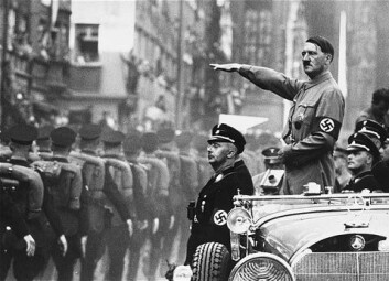 "Favoritten i kontrafaktisk historieskriving er andre verdenskrig og Hitler. Om Hitler hadde vunnet, hadde vi da gått rundt og hilst portretter av ham ennå?" "Favoritten i kontrafaktisk historieskriving er andre verdenskrig og Hitler. Om Hitler hadde vunnet, hadde vi da gått rundt og hilst portretter av ham ennå?"