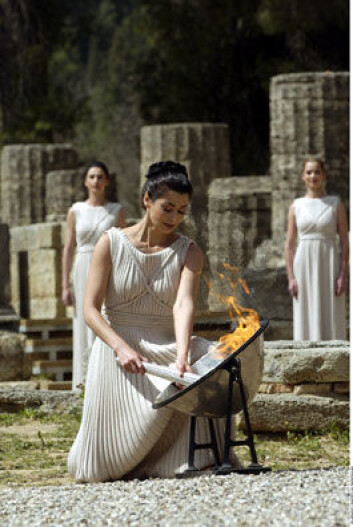 "Ilden tennes i Olympia noen måneder før lekene begynner. 11 skuespillerinner spiller prestinner i seremonien. Foto: ATHOC/N TASSOULAS" "Ilden tennes i Olympia noen måneder før lekene begynner. 11 skuespillerinner spiller prestinner i seremonien. Foto: ATHOC/N TASSOULAS"