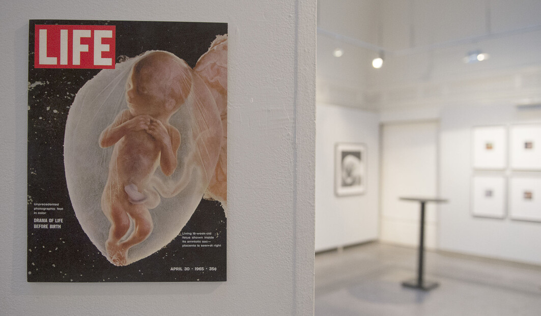 I 1965 ble et fotografi av et foster inne i mors mage publisert på forsiden av tidsskriftet Life. «Romfareren» ble det kalt. Fotografen Lennart Nilsson stiller her ut på Galleri Kontrast i Stockholm. I 1965 ble et fotografi av et foster inne i mors mage publisert på forsiden av tidsskriftet Life. «Romfareren» ble det kalt. Fotografen Lennart Nilsson stiller her ut på Galleri Kontrast i Stockholm.