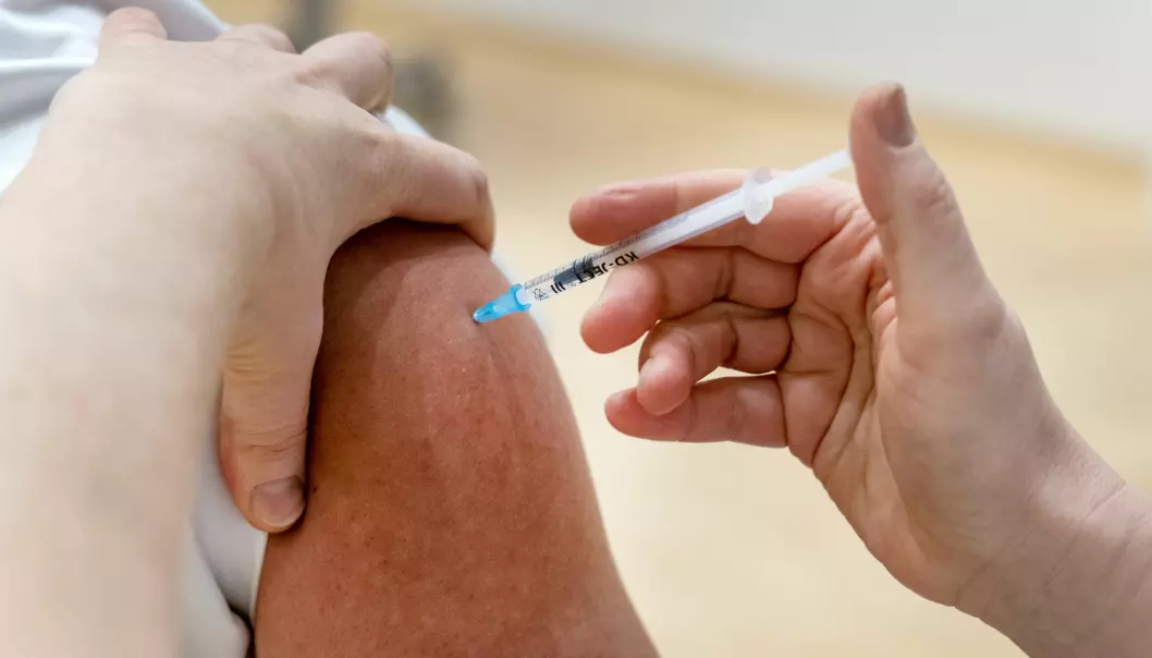 To doser mrna-vaksine gir antakelig mindre risiko for å smitte andre. Her settes vaksinen Pfizer BioNtech på Sykehuset Østfold Kalnes tidligere i år.
