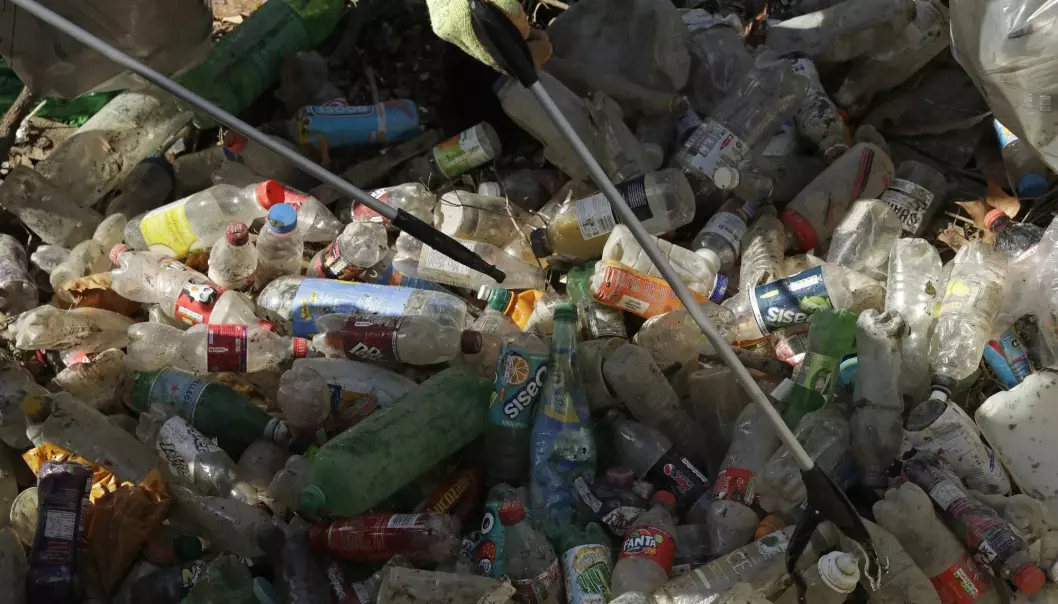 Ganske få selskaper lager mesteparten av engangsplast-søppel, ifølge en ny rapport. Her er flasker som er plukket opp fra elven Themsen i London.