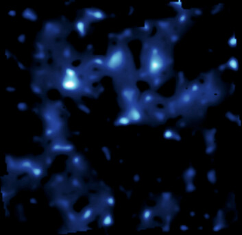 "Ved å måle hvordan mørk materie bøyer lyset fra fjerne galakser, har NASA laget denne illustrasjonen av hvordan det mystiske stoffet klumper seg i universet. (Illustrasjon: NASA)"
