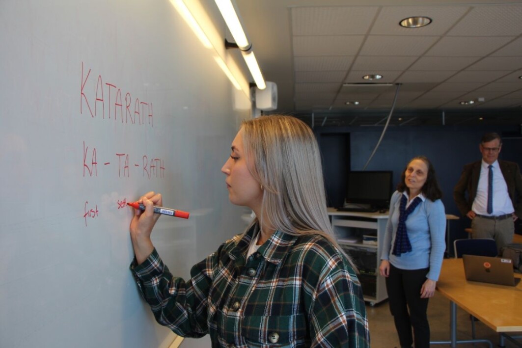 Student Marte Isaksen ved UiT har laget språket «katarath» på et kurs med språkprofessor Laura Janda og Tore Nesset. Student Marte Isaksen ved UiT har laget språket «katarath» på et kurs med språkprofessor Laura Janda og Tore Nesset.