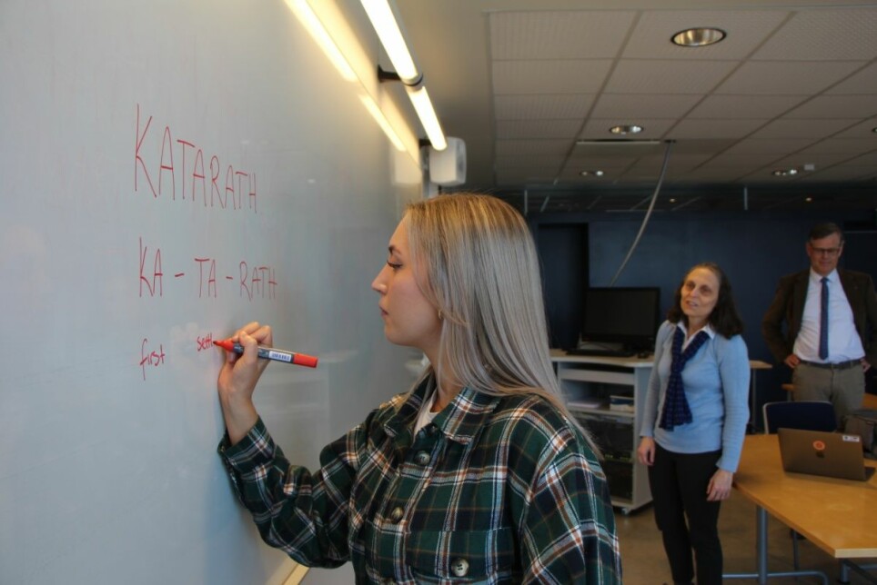 Student Marte Isaksen ved UiT har laget språket «katarath» på et kurs med språkprofessor Laura Janda og Tore Nesset.
