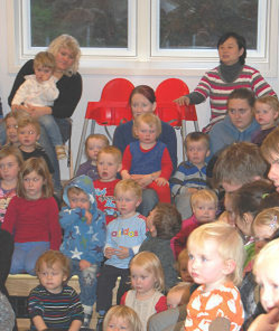 Den kinesiske forskeren He Min (oppe til høyre) observerer en dramaforestilling i en barnehage. (Foto: Frøy Katrine Myrhol)