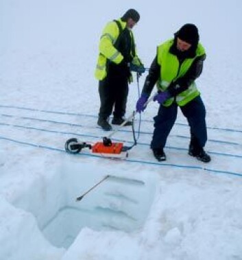 Georadar gjev eit innblikk i korleis snøfonnene er bygd opp, og vert brukt for å kartleggje kor mange gjenstandar som finst att i fonnene. (Foto: Martin Callanan) Georadar gjev eit innblikk i korleis snøfonnene er bygd opp, og vert brukt for å kartleggje kor mange gjenstandar som finst att i fonnene. (Foto: Martin Callanan)