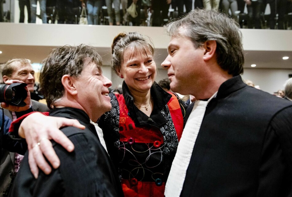 Marjan Minnesma (i midten) feirer etter at høyesterett dømte staten til å redusere statens klimautslipp. Hun leder aktivistgruppa Urgenda som gikk til sak mot nederlandse myndigheter.