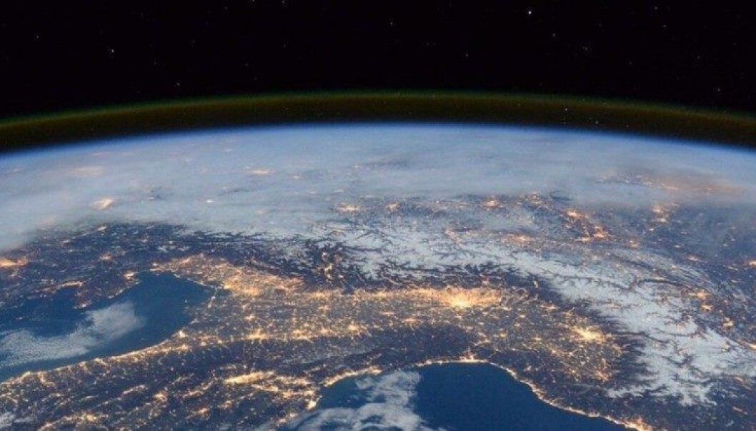 Her kan du se skinn i jordas atmosfære, som en stripe. Bildet er fra den internasjonale romstasjonen. Her kan du se skinn i jordas atmosfære, som en stripe. Bildet er fra den internasjonale romstasjonen.