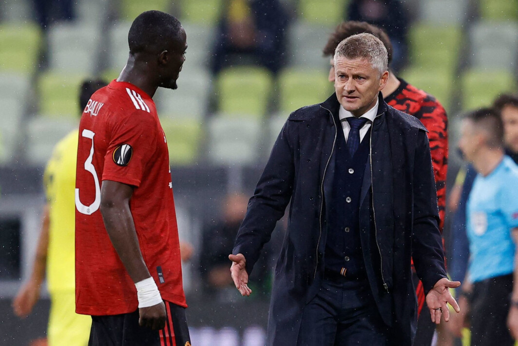 Manchester United-manager Ole Gunnar Solskjær snakker med forsvarer Eric Bailly under europaligafinalen 26. mai 2021. Villarreal slo Manchester United etter en lang straffesparkkonkurranse. Manchester United-manager Ole Gunnar Solskjær snakker med forsvarer Eric Bailly under europaligafinalen 26. mai 2021. Villarreal slo Manchester United etter en lang straffesparkkonkurranse.