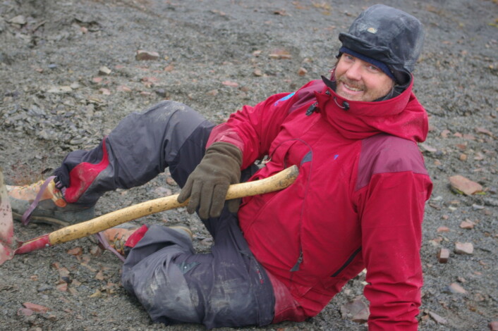 "Jørn Hurum, fra Naturhistorisk Museum, tar seg en pust i bakken under gravingen etter svaneøgleknoklene. (Foto: Bjørnar Kjensli)" "Jørn Hurum, fra Naturhistorisk Museum, tar seg en pust i bakken under gravingen etter svaneøgleknoklene. (Foto: Bjørnar Kjensli)"