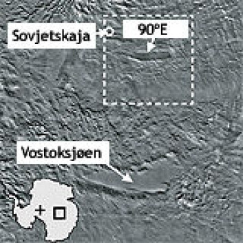 "Bildet fra satellitten Modis viser Vostoksjøen og de to nyoppdagede sjøene. Skalaen på bildet er ca. 700 kilometer." "Bildet fra satellitten Modis viser Vostoksjøen og de to nyoppdagede sjøene. Skalaen på bildet er ca. 700 kilometer."