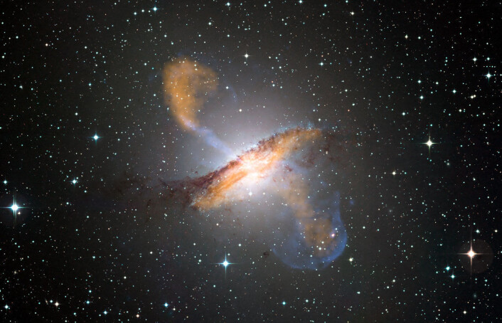 Bildet viser jetstrømmene som kommer ut av det sorte hullet midt i galaksen Centaurus A. Bildet er satt sammen av tre bilder; ett tatt av synlig lys, ett av mikrobølger og ett av røntgenstråler. (Foto: ESO/WFI (synlig lys); MPIfR/ESO/APEX/A.Weiss et al. (mikrobølger); NASA/CXC/CfA/R.Kraft et al. (røntgen)) Bildet viser jetstrømmene som kommer ut av det sorte hullet midt i galaksen Centaurus A. Bildet er satt sammen av tre bilder; ett tatt av synlig lys, ett av mikrobølger og ett av røntgenstråler. (Foto: ESO/WFI (synlig lys); MPIfR/ESO/APEX/A.Weiss et al. (mikrobølger); NASA/CXC/CfA/R.Kraft et al. (røntgen))