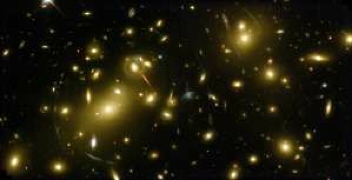 De danske kosmologene har blant annet studert galaksehop Abell 2218, som inneholder myriader av galakser. Studien avslørte en overraskende egenskap ved mørk materie. (Foto: HST)