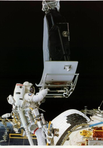 "Her setter en astronaut fast Wide Field Planetary Camera 2 som ble brukt til å ta bildet av de kolliderende galaksene. Kameraet har operert siden 1993. (Foto: NASA)"