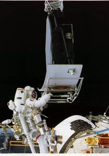 "Her setter en astronaut fast Wide Field Planetary Camera 2 som ble brukt til å ta bildet av de kolliderende galaksene. Kameraet har operert siden 1993. (Foto: NASA)" "Her setter en astronaut fast Wide Field Planetary Camera 2 som ble brukt til å ta bildet av de kolliderende galaksene. Kameraet har operert siden 1993. (Foto: NASA)"
