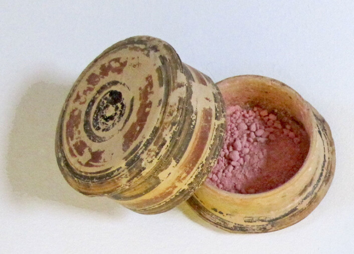 Denne boksen med rosa sminke ble funnet i grava til en ung skuespiller som levde i Athen på 300-tallet f.Kr. Fra utstillinga "Le bain et le miroir", ved Musée de Cluny - musée national du Moyen Âge i Paris. (Foto: Ingrid Spilde) Denne boksen med rosa sminke ble funnet i grava til en ung skuespiller som levde i Athen på 300-tallet f.Kr. Fra utstillinga "Le bain et le miroir", ved Musée de Cluny - musée national du Moyen Âge i Paris. (Foto: Ingrid Spilde)