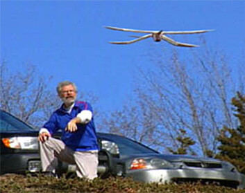 Professor David Alexander sender Microraptor-modellen, som ble utviklet ved University of Kansas. Professor David Alexander sender Microraptor-modellen, som ble utviklet ved University of Kansas.