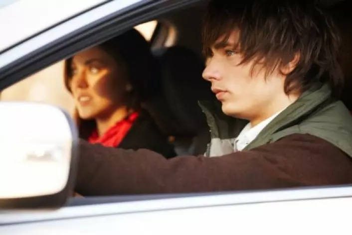 Unge gutter blir mer forsiktig bak rattet når de har ei jente til å passe på. (Foto: Photos.com)