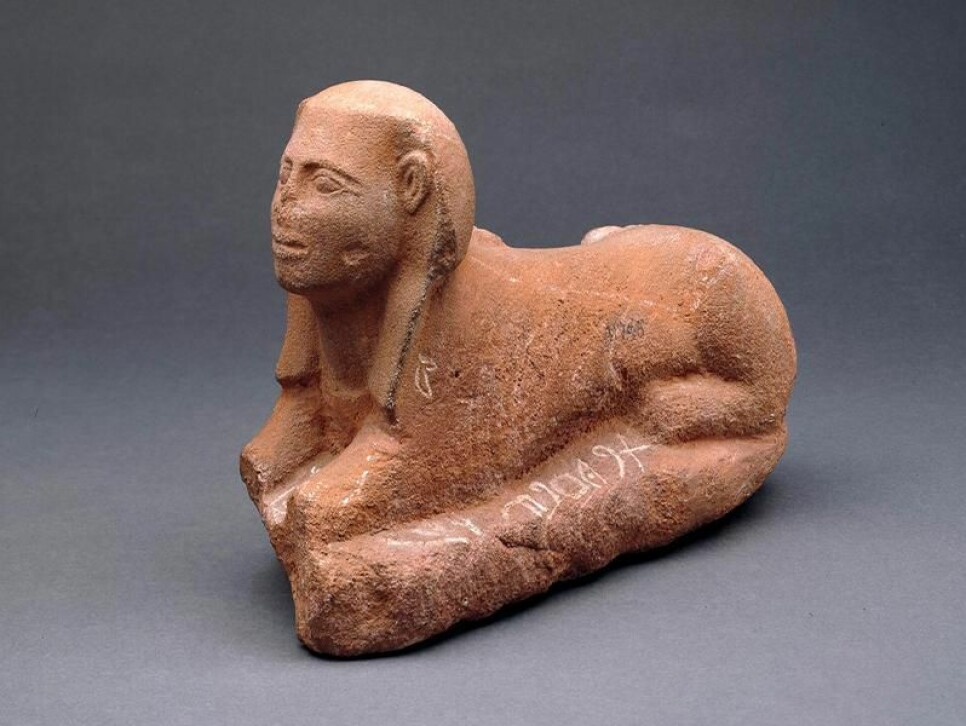 For over 4000 år siden risset noen inn merkelige tegn i siden på en liten sfinx.