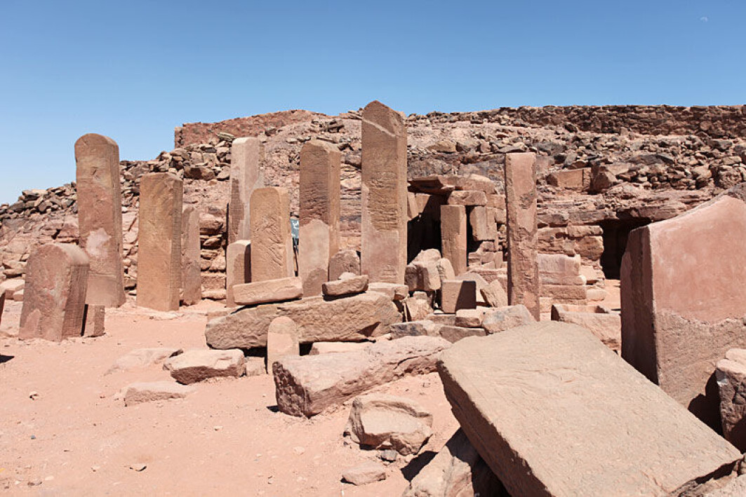 Serabit el-Khadim er et avsidesliggende sted, selv etter Sinai-standard. Likevel ligger det et tempel her, tilegnet Hathor. Serabit el-Khadim er et avsidesliggende sted, selv etter Sinai-standard. Likevel ligger det et tempel her, tilegnet Hathor.