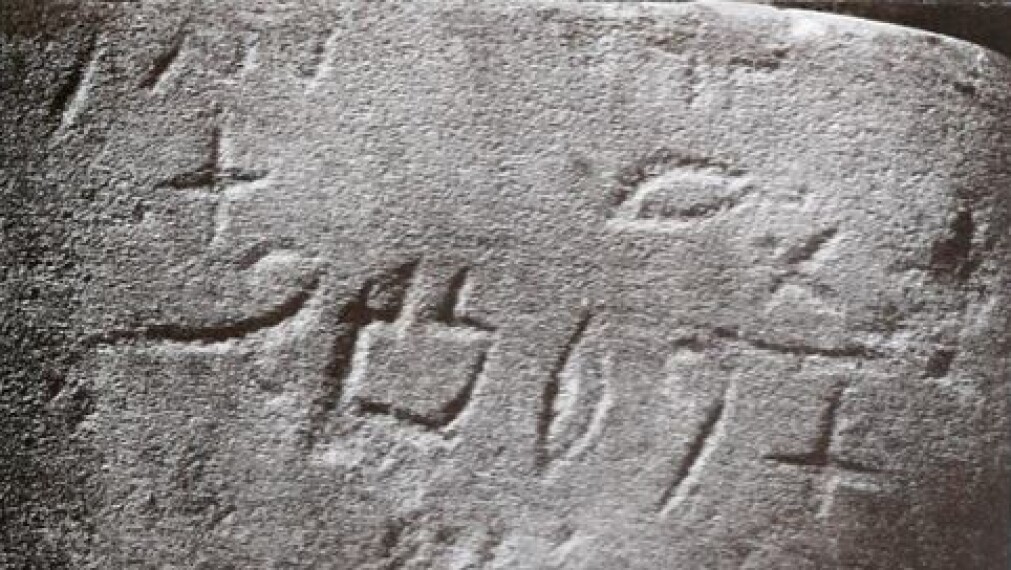 Serabit-skrifttegnene, slik det britiske arkeolog-ekteparet Hilda og William Flinders Petrie fant dem i 1905. Serabit-skrifttegnene, slik det britiske arkeolog-ekteparet Hilda og William Flinders Petrie fant dem i 1905.