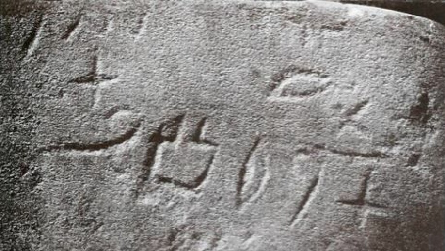 Serabit-skrifttegnene, slik det britiske arkeolog-ekteparet Hilda og William Flinders Petrie fant dem i 1905.