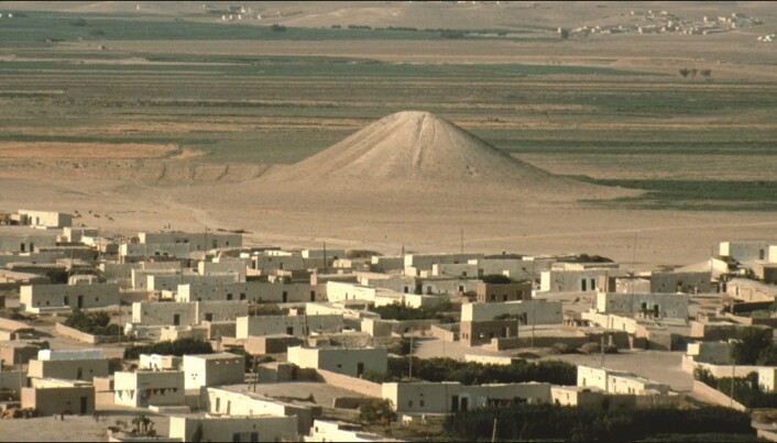 Haugen, slik den framsto før utgravning. Byen i nærheten heter Jebel Bazi. Haugen, slik den framsto før utgravning. Byen i nærheten heter Jebel Bazi.