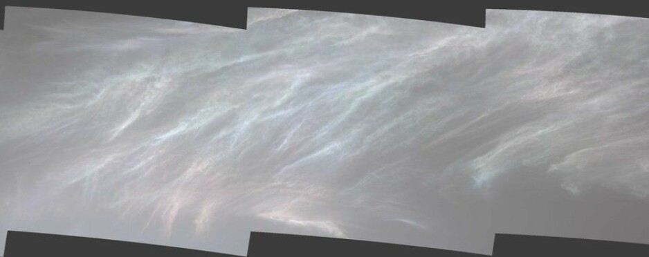 Dette er et bilde av perlemors-skyer på Mars. Lyset spres gjennom iskrystaller og farger kommer fram.