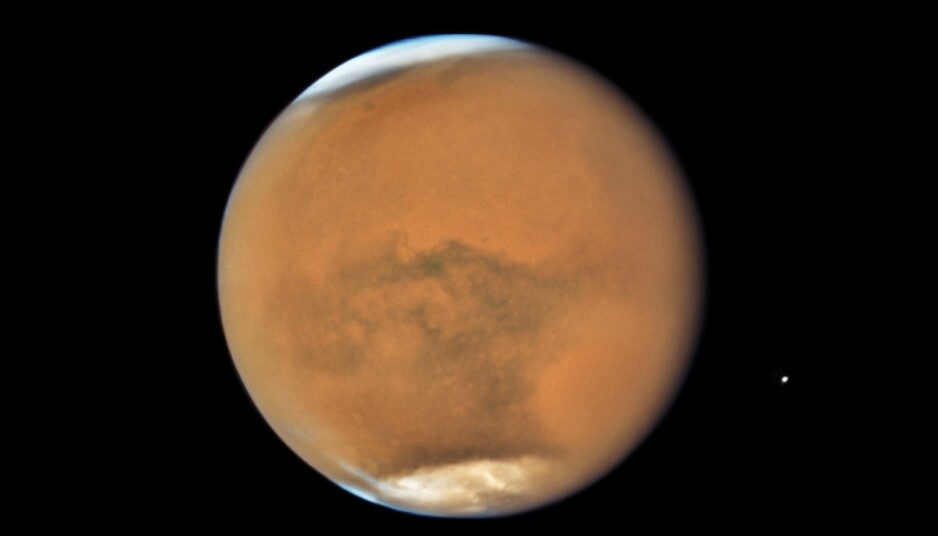 Mars sett av Hubble-teleskopet. Her ser det ut som om Mars er ute av fokus, men egentlig er det en stor sandstorm som dekker mye av planeten.