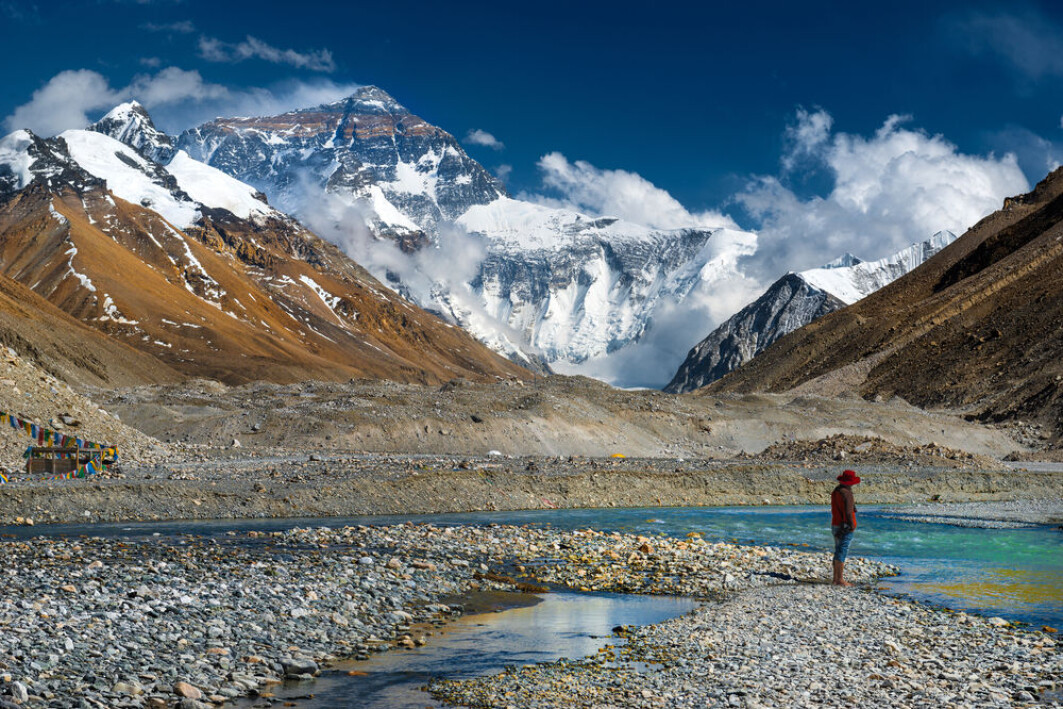 Det tibetanske platået har en gjennomsnitthøyde på omkring 4500–5000 meter over havets overflate og ligger omringet av verdens to høyeste fjelltopper, Mount Everest og K2. Tibet blir derfor kalt «verdens tak». Det tibetanske platået har en gjennomsnitthøyde på omkring 4500–5000 meter over havets overflate og ligger omringet av verdens to høyeste fjelltopper, Mount Everest og K2. Tibet blir derfor kalt «verdens tak».