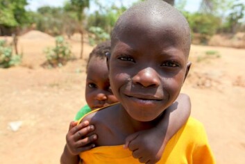 Et dilemma i mange fattige land er om en skal gi god behandling til få, eller dårlig behandling til mange. Av 86 000 nyfødte barn i Tanzania med hiv-positive mødre ble ca 50 prosent behandlet med forebyggende medikamenter i 2009. (Illustrasjonsfoto: www.colourbox.no) Et dilemma i mange fattige land er om en skal gi god behandling til få, eller dårlig behandling til mange. Av 86 000 nyfødte barn i Tanzania med hiv-positive mødre ble ca 50 prosent behandlet med forebyggende medikamenter i 2009. (Illustrasjonsfoto: www.colourbox.no)