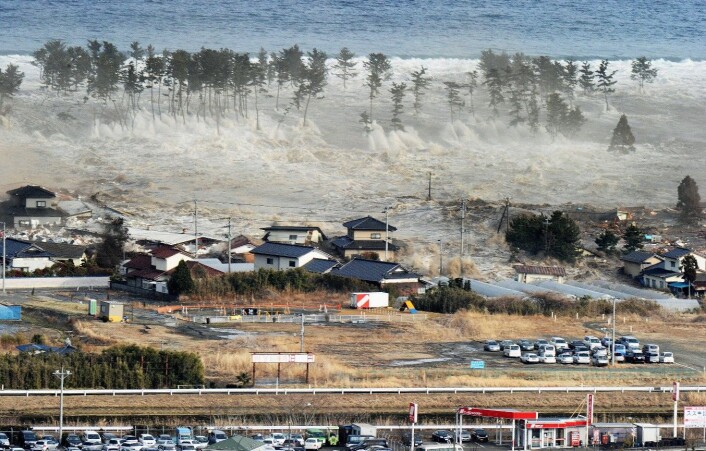 Natori, Japan, 11. mars 2011. Et kraftig jordskjelv skapte en stor tsunami som veltet inn over bebodde områder. (Scanpix/Zuma Press) Natori, Japan, 11. mars 2011. Et kraftig jordskjelv skapte en stor tsunami som veltet inn over bebodde områder. (Scanpix/Zuma Press)