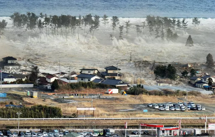 Natori, Japan, 11. mars 2011. Et kraftig jordskjelv skapte en stor tsunami som veltet inn over bebodde områder. (Scanpix/Zuma Press)