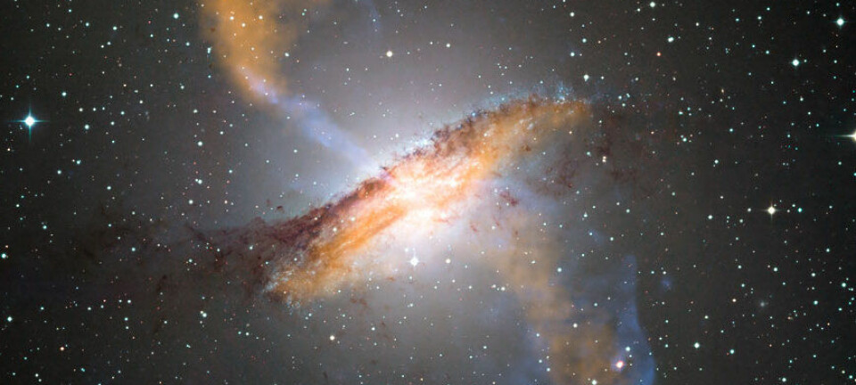 Bildet viser jetstrømmene og som kommer ut av det sorte hullet midt i galaksen Centaurus A. Bildet er satt sammen av tre bilder; ett tatt av synlig lys, ett av mikrobølger og ett av røntgenstråler. (Foto: ESO/WFI (synlig lys); MPIfR/ESO/APEX/A.Weiss et al. (mikrobølger); NASA/CXC/CfA/R.Kraft et al. (røntgen))