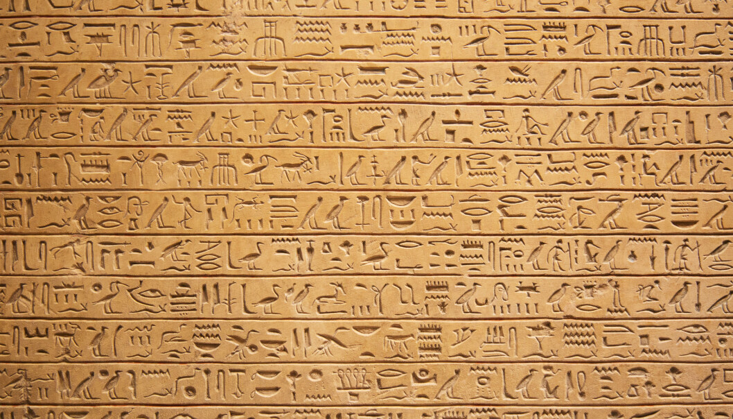 En tekst skrevet med hieroglyfer. En tekst skrevet med hieroglyfer.