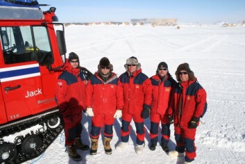 Rune Svendsen (f.v.), John Guldahl, Kjetil Bakkland, Svein Henriksen og Einar Johansen, alle fra Norsk Polarinstitutt, er nå samlet på Sørpolen. (Foto: John Guldahl) Rune Svendsen (f.v.), John Guldahl, Kjetil Bakkland, Svein Henriksen og Einar Johansen, alle fra Norsk Polarinstitutt, er nå samlet på Sørpolen. (Foto: John Guldahl)
