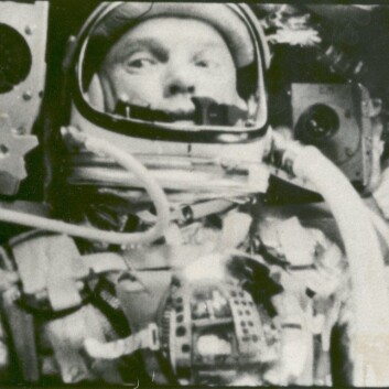 "Astronaut John Glenn ombord romfratøyet "Friendship 7." På dette tidspunktet, 2. juli 1962 var han vektløs og på vei ut i rommet i 28 000 kilometer i timen. (Foto: NASA)" "Astronaut John Glenn ombord romfratøyet "Friendship 7." På dette tidspunktet, 2. juli 1962 var han vektløs og på vei ut i rommet i 28 000 kilometer i timen. (Foto: NASA)"