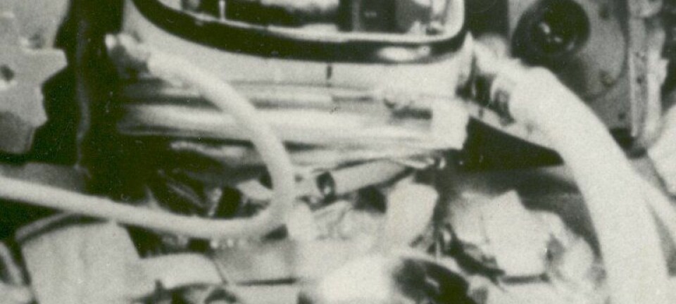 "Astronaut John Glenn ombord romfratøyet "Friendship 7." På dette tidspunktet, 2. juli 1962 var han vektløs og på vei ut i rommet i 28 000 kilometer i timen. (Foto: NASA)"
