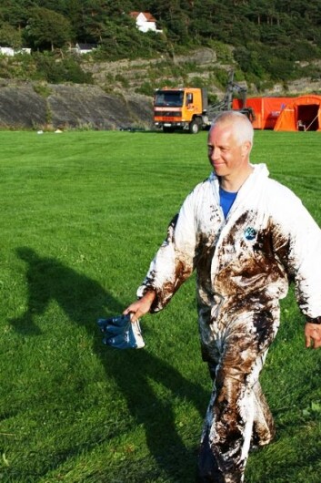 "Man vet fortsatt ikke helt hvor farlig oljen fra skipet Full City er, men regner med at den er av en type som ikke inneholder mange giftige stoffer. (Foto: Martin Zeiffert/Kystverket )" "Man vet fortsatt ikke helt hvor farlig oljen fra skipet Full City er, men regner med at den er av en type som ikke inneholder mange giftige stoffer. (Foto: Martin Zeiffert/Kystverket )"